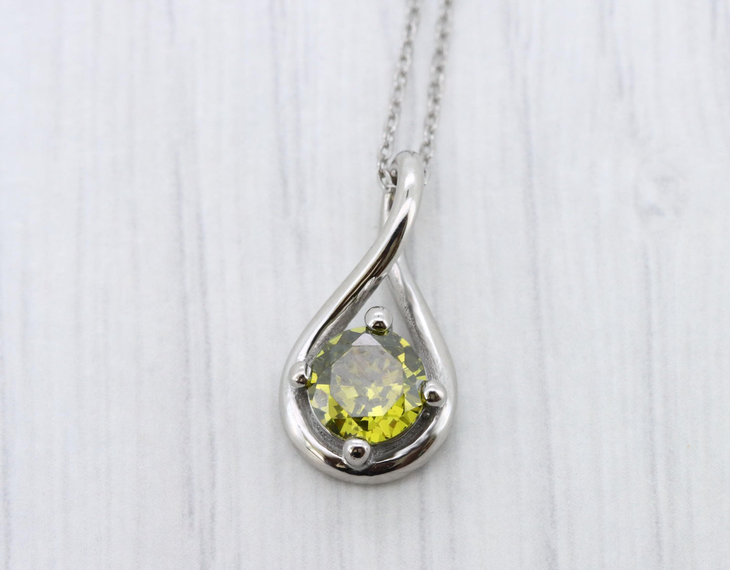 Twist style Necklace pendant with 6mm natural Peridot - titanium