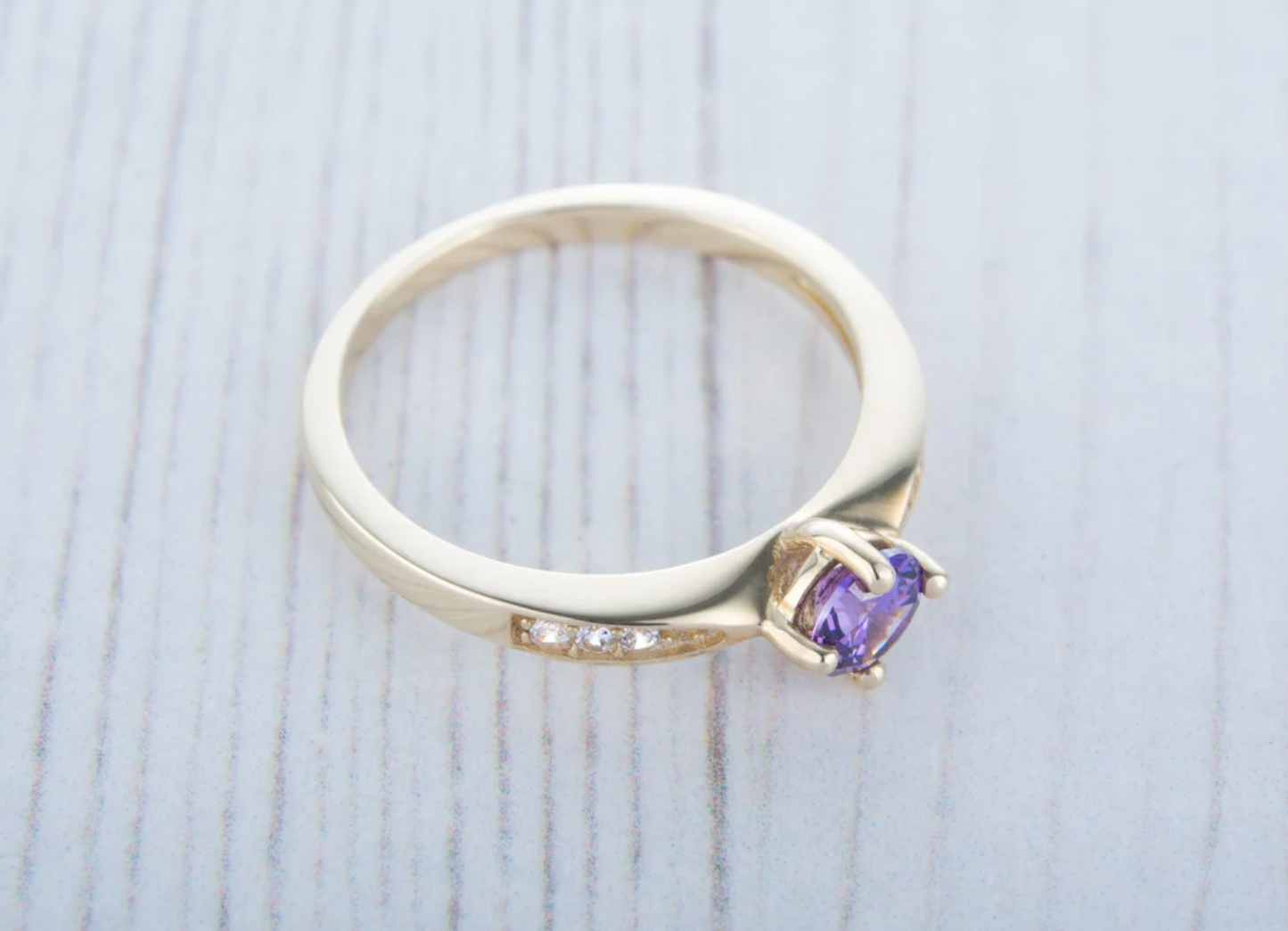 Size UK O / US 7 10K Solid Yellow Gold and Amethyst Engagement ring.