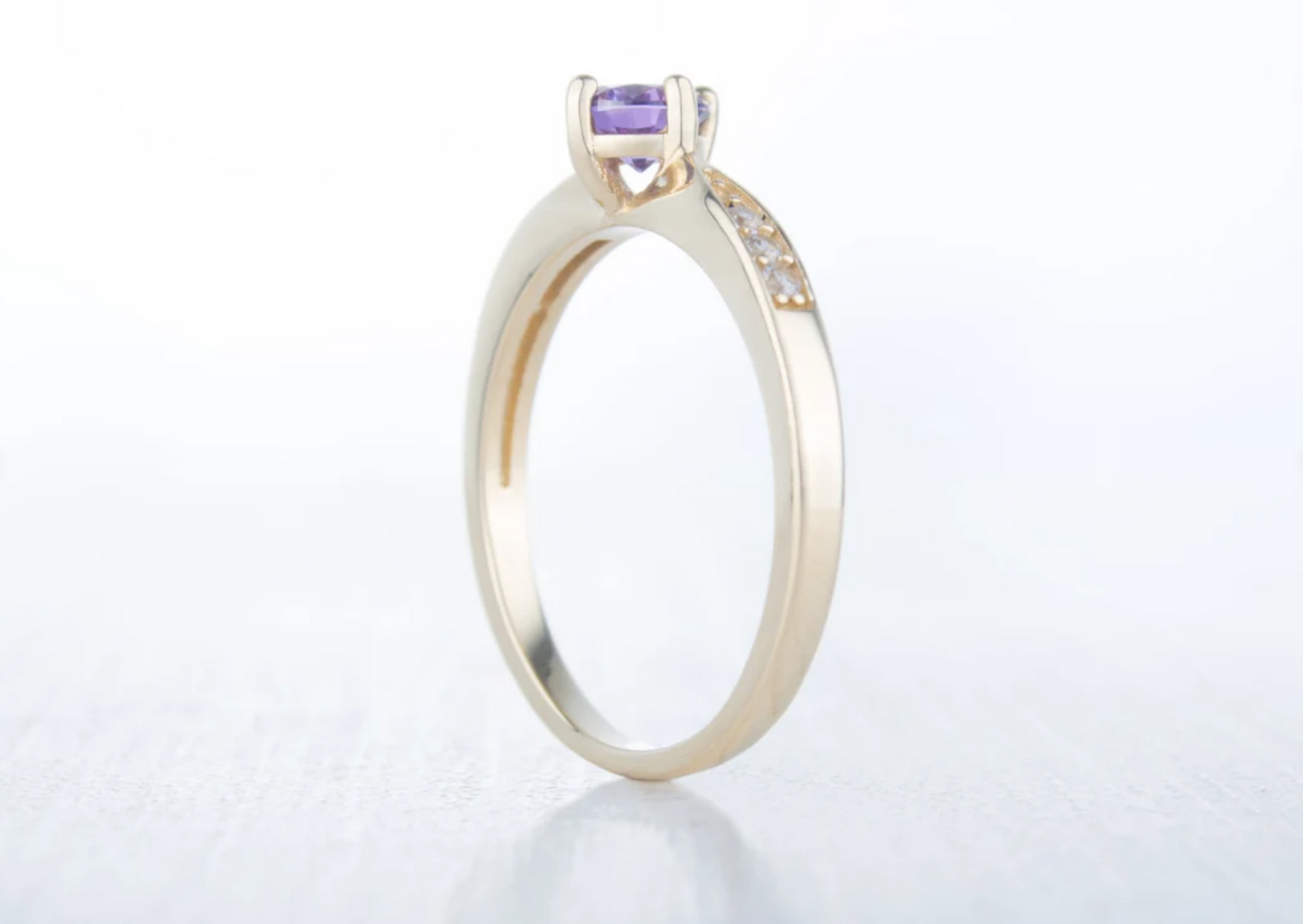 Size UK O / US 7 10K Solid Yellow Gold and Amethyst Engagement ring.