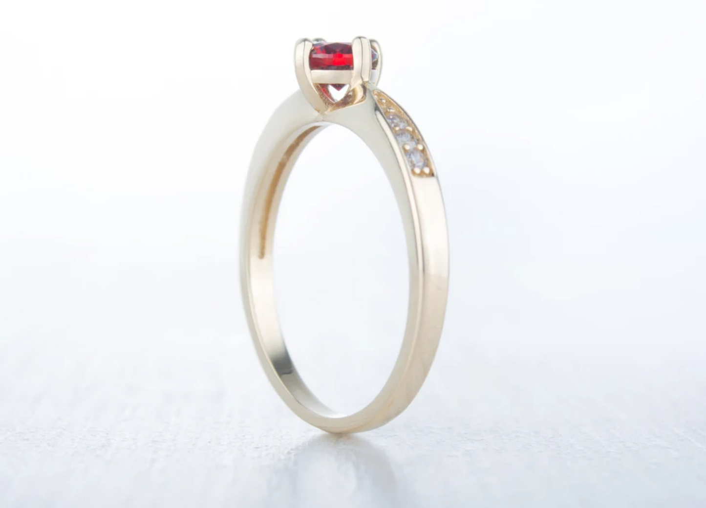 Size UK O / US 7 10K Solid Yellow Gold and Garnet Engagement ring.