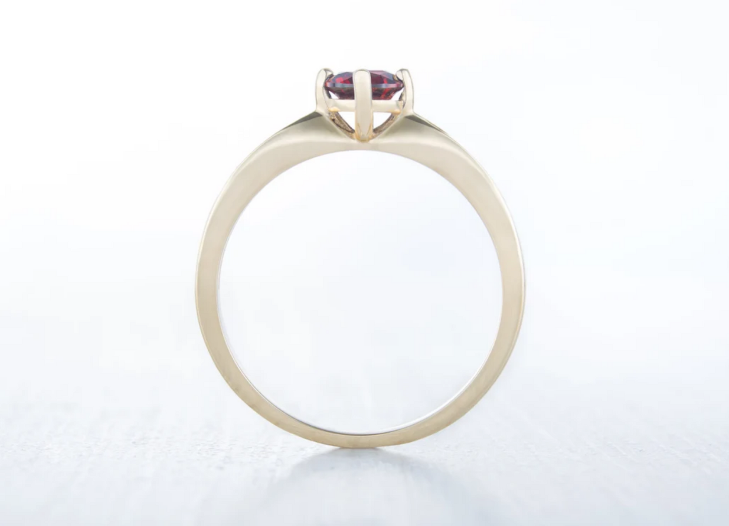 Size UK O / US 7 10K Solid Yellow Gold and Garnet Engagement ring.